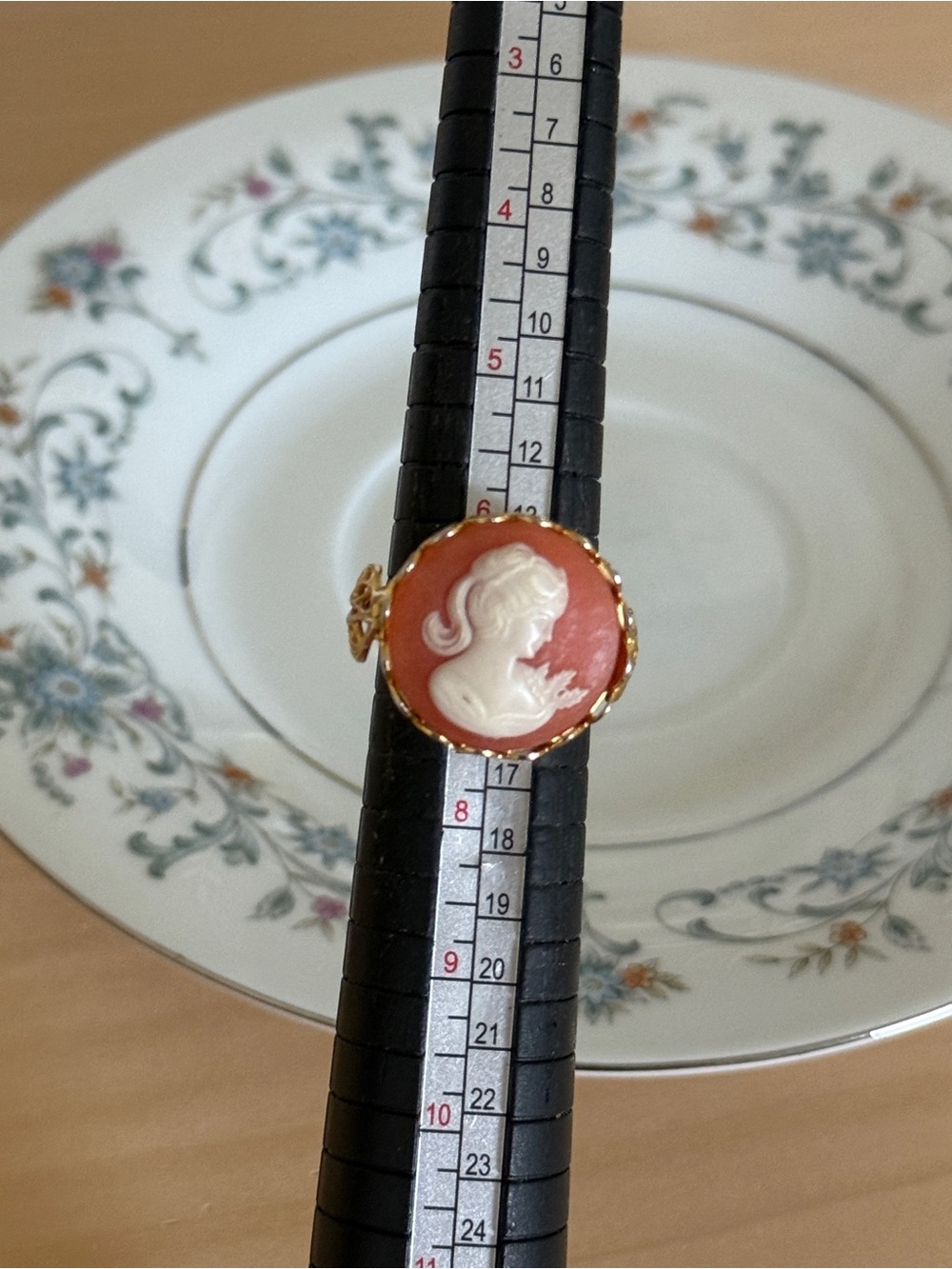 Vintage Gold Tone Cameo Women’s Ring Size 7 Adjustable - Picture 2 of 6